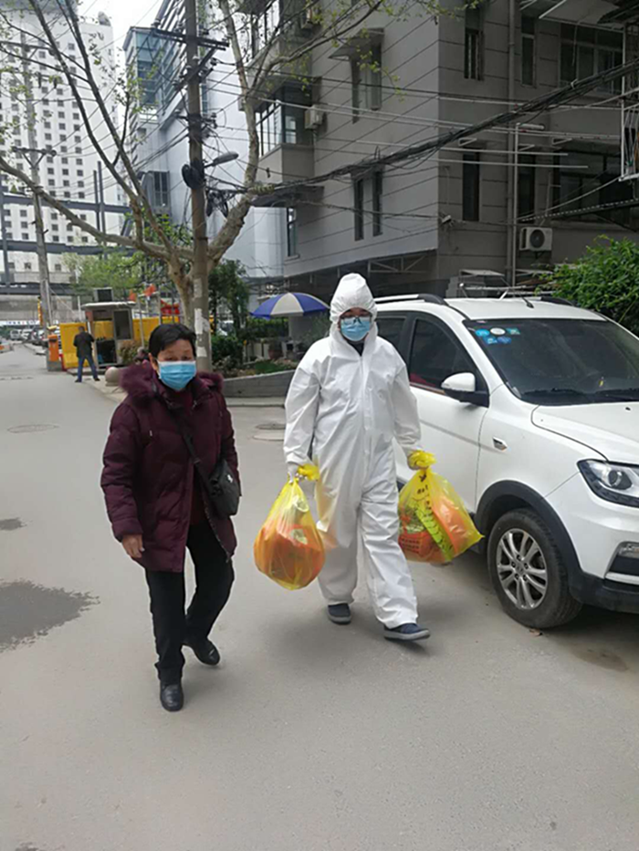 武汉封城期间银丰党员主动下沉社区参与志愿服务.png